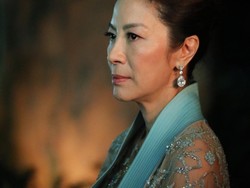 Michelle Yeoh Kenakan Cincin Crazy Rich Asian di Golden Globe