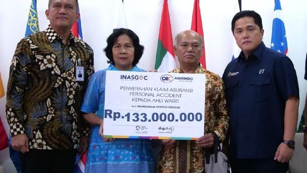 Askrindo Serahkan Klaim Asuransi Kecelakaan Diri Kepada Ofisial INASGOC