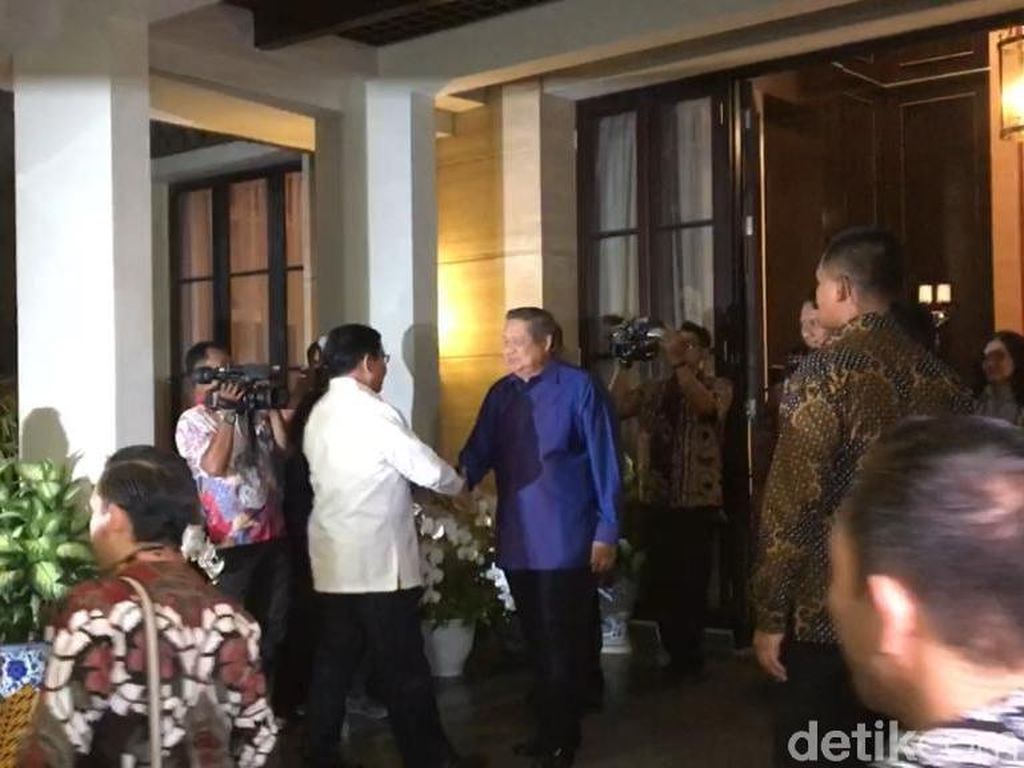 SBY dan AHY Sambut Prabowo-Sandiaga SBY dan AHY Sambut Prabowo-Sandiaga