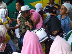 Tangis Haru Warnai Kepulangan Jemaah Haji di Ciamis