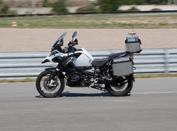 Perlu Ditiru Nih, Lelang Moge BMW Demi Bagi-bagi Masker dan Makan