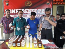 Polisi Ciduk Distributor dan Ratusan Botol Miras Palsu di Banyumas