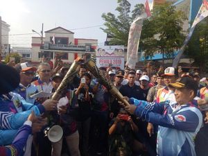 Kapolri Ramaikan Kirab Obor Asian Para Games 2018 di Makassar Kapolri Ramaikan Kirab Obor Asian Para Games 2018 di Makassar