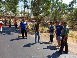 Gara-gara Benda Ini, Jalan Penghubung Desa di Probolinggo Ditutup