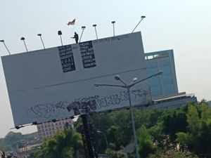 10 Jam Berlalu, Pria ini Masih Bertengger di Baliho Pasar Rebo