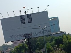 10 Jam Berlalu, Pria ini Masih Bertengger di Baliho Pasar Rebo