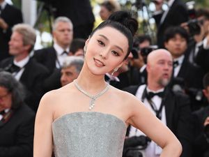 3 Teori tentang Hilangnya Artis Terkaya China Fan Bingbing 3 Teori tentang Hilangnya Artis Terkaya China Fan Bingbing