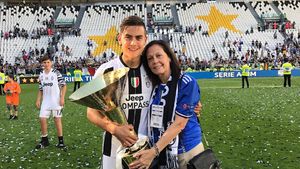 Kedekatan Pesepakbola Argentina Paulo Dybala dengan sang Bunda