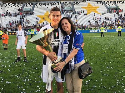 Kedekatan Pesepakbola Argentina Paulo Dybala dengan sang Bunda