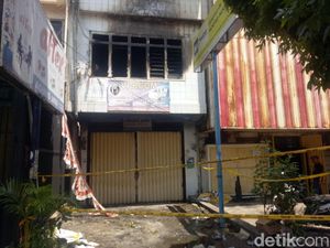 Melihat Toko Listrik yang Terbakar hingga Tewaskan Ayah-Anak