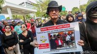 Aksi Bebaskan Meliana di Depan Gedung MA
