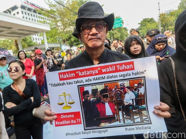 Aksi Bebaskan Meliana di Depan Gedung MA