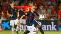 Damagoj Vida tak mampu mengadang Rodrigo. Penyerang nomor 9 timnas Spanyol membukukan satu gol. (Foto: Heino Kalis/Reuters)