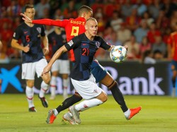 Damagoj Vida tak mampu mengadang Rodrigo. Penyerang nomor 9 timnas Spanyol membukukan satu gol. (Foto: Heino Kalis/Reuters)