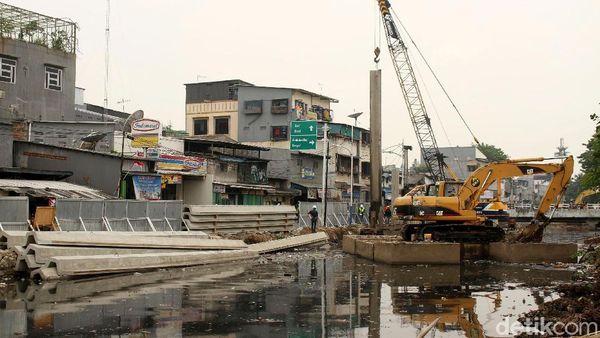 Cegah Banjir, Pemasangan Turap Kali Krendang Dikebut