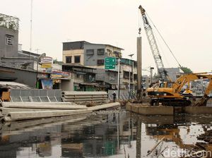 Cegah Banjir, Pemasangan Turap Kali Krendang Dikebut