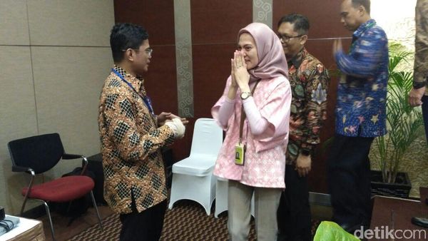 Perpisahan dengan Karyawan Garuda, Tangan Pahala Dibalut Perban Perpisahan dengan Karyawan Garuda, Tangan Pahala Dibalut Perban