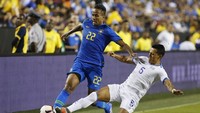 Brasil menggempur pertahanan El Savador lewat Eder Militao. Geoff Burke/ USA Today Sports/Reuters.