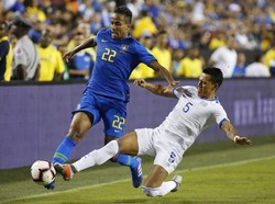 Brasil menggempur pertahanan El Savador lewat Eder Militao. Geoff Burke/ USA Today Sports/Reuters.