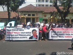Puluhan Warga Tuntut Kasus Pasar Turi dan Penipuan Sipoa Diusut Tuntas