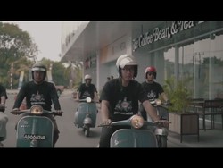 Ketika Putra Sulung Jokowi Naik Vespa