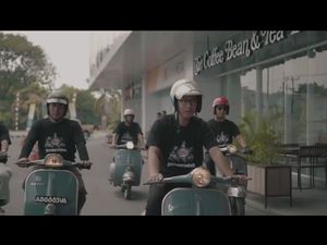 Ketika Putra Sulung Jokowi Naik Vespa Ketika Putra Sulung Jokowi Naik Vespa
