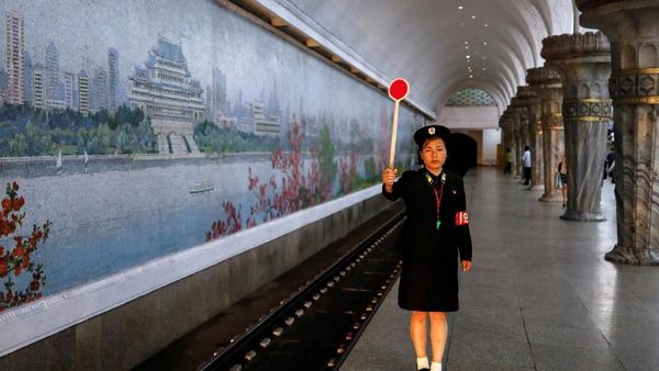 Yuk Intip Suasana Stasiun Kereta Bawah Tanah di Korea Utara