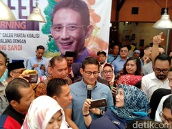 Ketika Emak-Emak di Malang Berebut Foto Bareng Sandiaga Uno