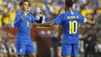 Philippe Coutinho merayakan gol bersama Neymar. Pemain bernomor punggung 11 itu turut menyumbangkan satu gol untuk Brasil di menit ke-30. Geoff Burke/ USA Today Sports/Reuters.