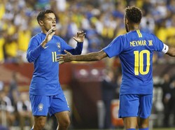 Philippe Coutinho merayakan gol bersama Neymar. Pemain bernomor punggung 11 itu turut menyumbangkan satu gol untuk Brasil di menit ke-30. Geoff Burke/ USA Today Sports/Reuters.