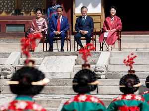 Foto: Sambangi Korea, Iriana Jokowi Anggun Berbalut Kebaya