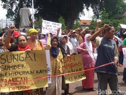 Penambang Pasir Tradisional Geruduk DPRD DIY