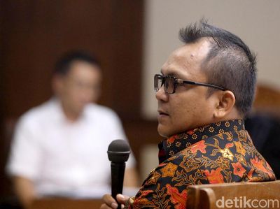 Sekretaris DPD Partai Golkar DKI Bersaksi di Sidang Fayakhun