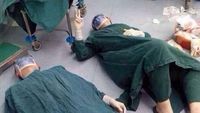 Momen Haru Wajah Para Dokter di Dunia yang Kelelahan Bekerja