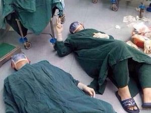 Momen Haru Wajah Para Dokter di Dunia yang Kelelahan Bekerja