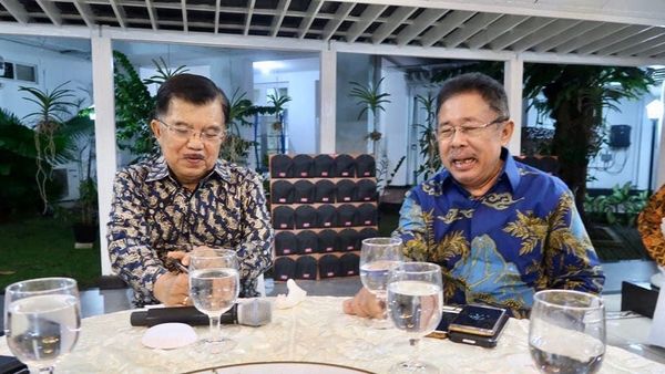 Selalu Tampil Serius, Karni Ilyas Ternyata Santai Ketika Kulineran