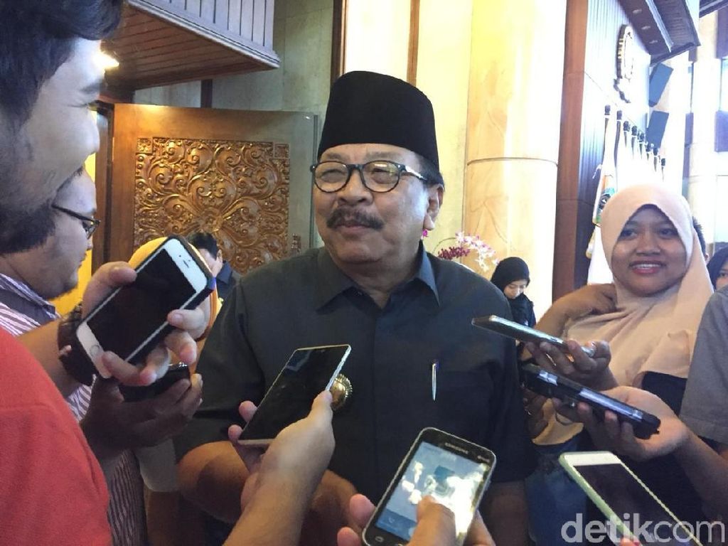 Pakdhe Karwo Janji Tak akan Main Dua Kaki di Pilpres 2019 Pakdhe Karwo Janji Tak akan Main Dua Kaki di Pilpres 2019