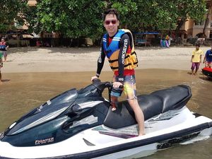 Kevin Sanjaya Main Badminton Itu Biasa, Ini Gayanya Main Jet Ski