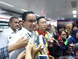 Anies Uji Coba LRT Velodrome-Kelapa Gading