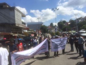 Demo soal Tanah Adat, Warga Blokade Jalan Sudirman Ambon Demo soal Tanah Adat, Warga Blokade Jalan Sudirman Ambon
