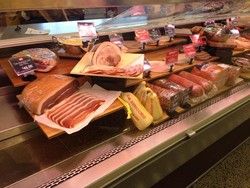 Pegawai Toko Ini Curi Daging Senilai Rp. 136 Juta Untuk Camilannya