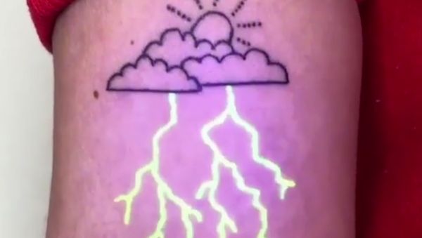 Foto: Tato UV, Menyala Saat Disinari Ultraviolet