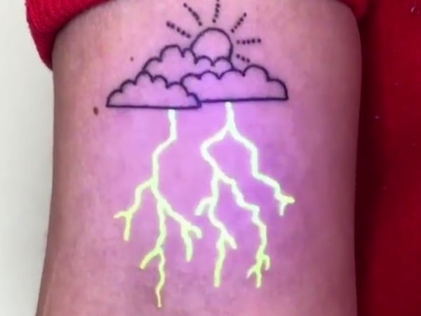 Foto: Tato UV, Menyala Saat Disinari Ultraviolet