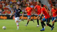 Luka Modric tak berkutik di laga itu. Dia cuma melakukan sebanyak 37 sentuhan di sepanjang pertandingan. (Foto: Heino Kalis/Reuters)
