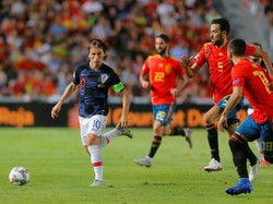 Luka Modric tak berkutik di laga itu. Dia cuma melakukan sebanyak 37 sentuhan di sepanjang pertandingan. (Foto: Heino Kalis/Reuters)