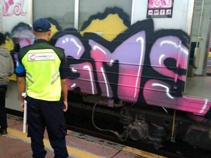 Viral Gerbong KRL Wanita Dicorat-coret Bak Game Subway Surfers