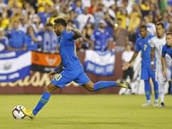 Neymar membobol gawang El Savador lewat titik putih di menit ke-3. Geoff Burke/ USA Today Sports/Reuters.