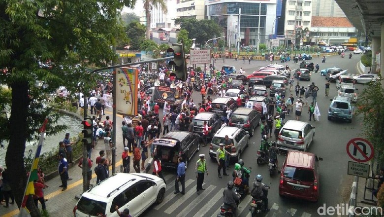 Massa Demo Kantor Go-Jek, Lalin Blok M Arah Senayan Macet