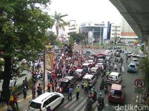 Ditemui Manajemen dan Kemenhub, Driver yang Demo Kantor Go-Jek Bubar Ditemui Manajemen dan Kemenhub, Driver yang Demo Kantor Go-Jek Bubar