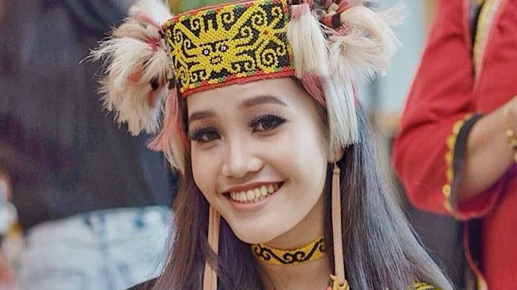 Pakai Baju Suku Dayak, Wanita Ini Jadi Juara Miss World Malaysia 2018